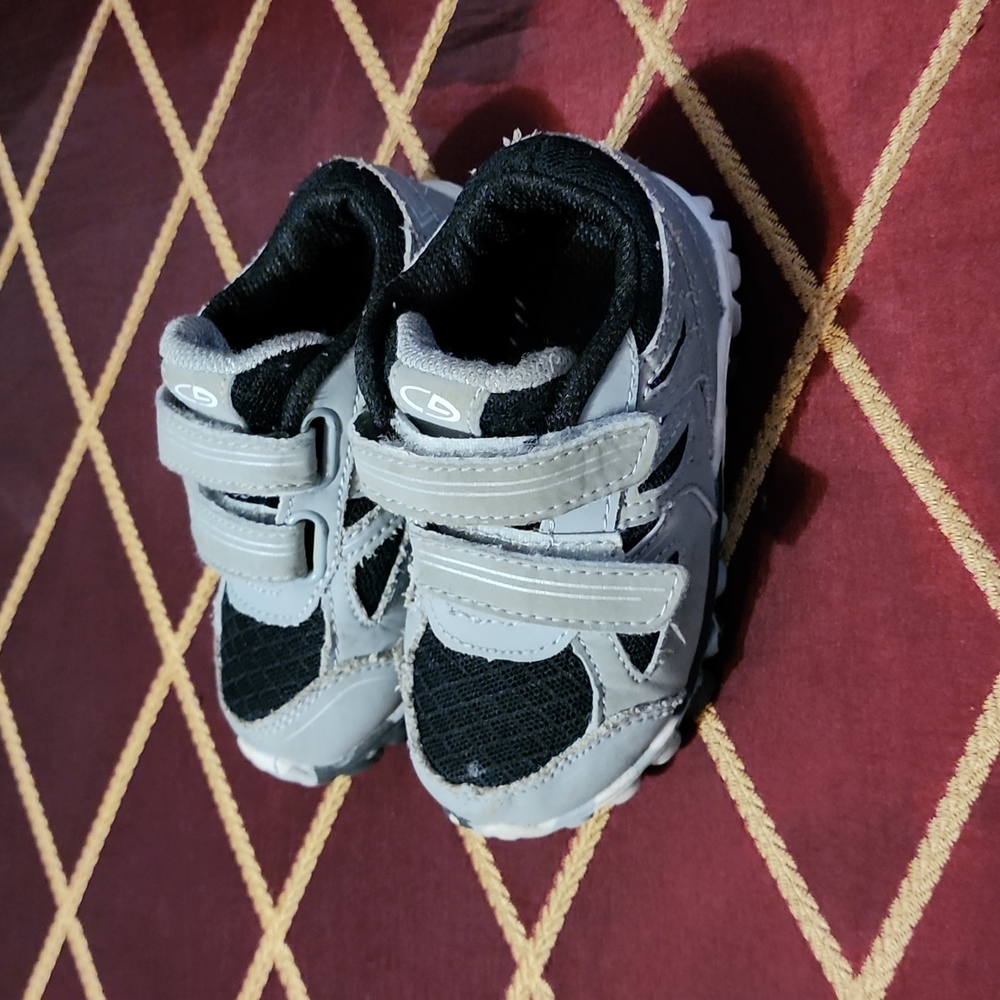 Size 6 toddler shoes - Picture 4 of 5